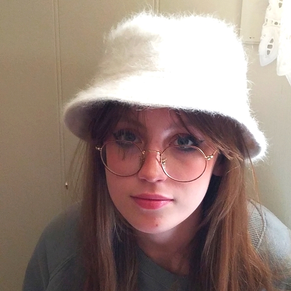 Accessories - Fuzzy white hat